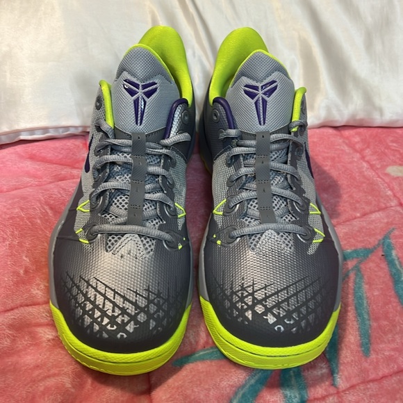 SALE 🔥🔥Vintage Collector Kobe Venomenon 4 Grey. Size:9.5. Serious offers only. - Picture 5 of 10